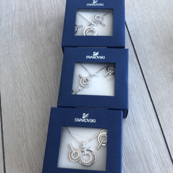 Swarovski Ladies Necklace and Earring Set. - Picture 3 of 3